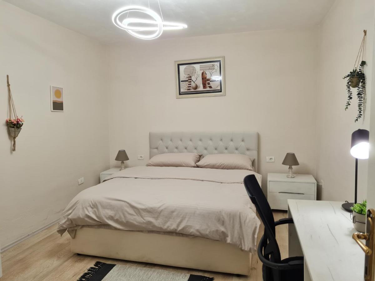 Downtown Boulevard Apartment With A Cute Balcony! Τίρανα Εξωτερικό φωτογραφία